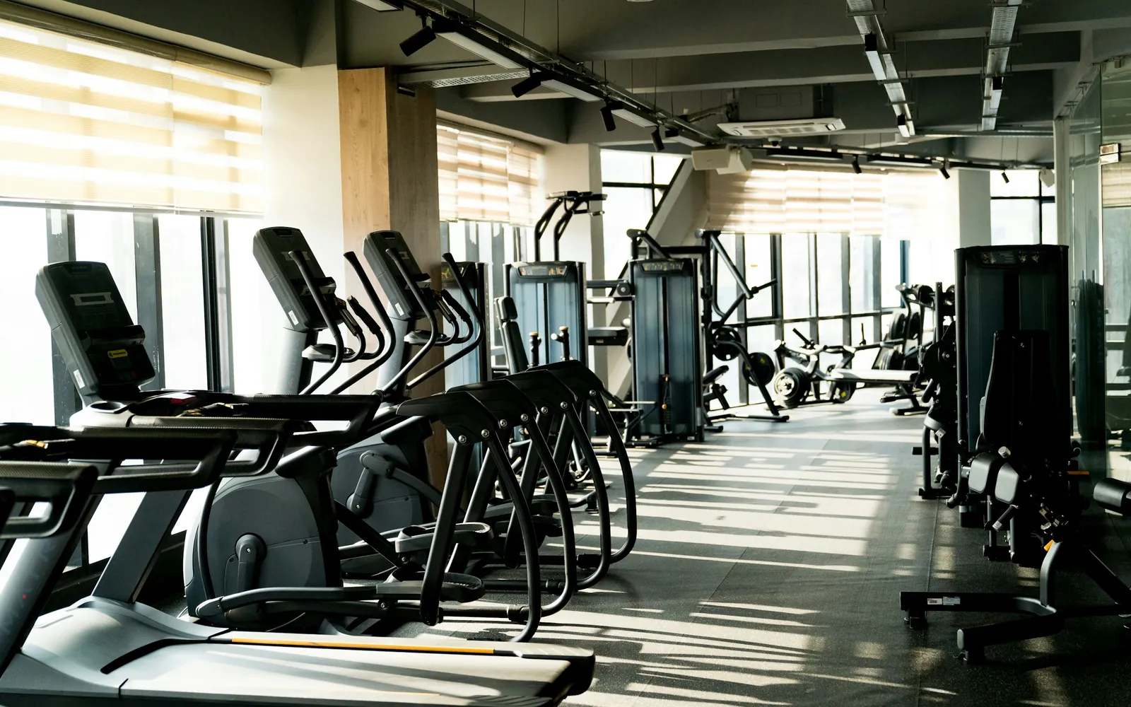 Sala de un gimnasio con máquinas