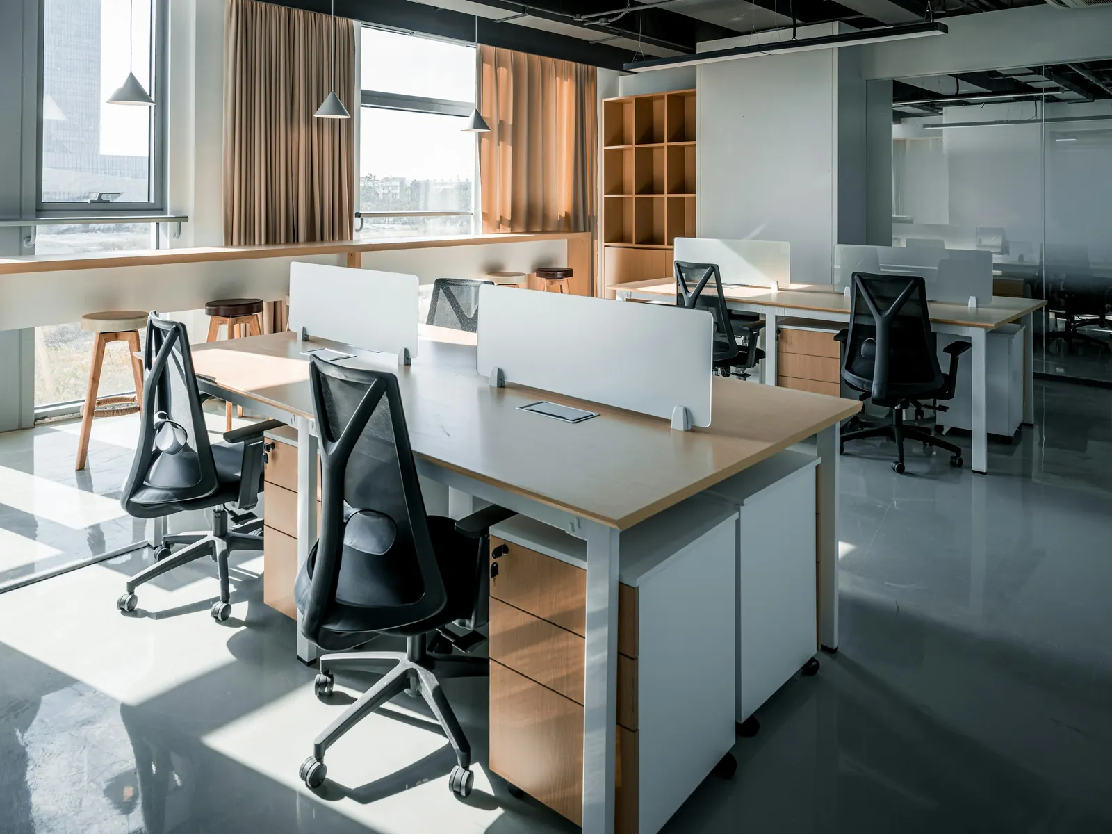 Oficina de pyme con puestos de trabajo y ventanales