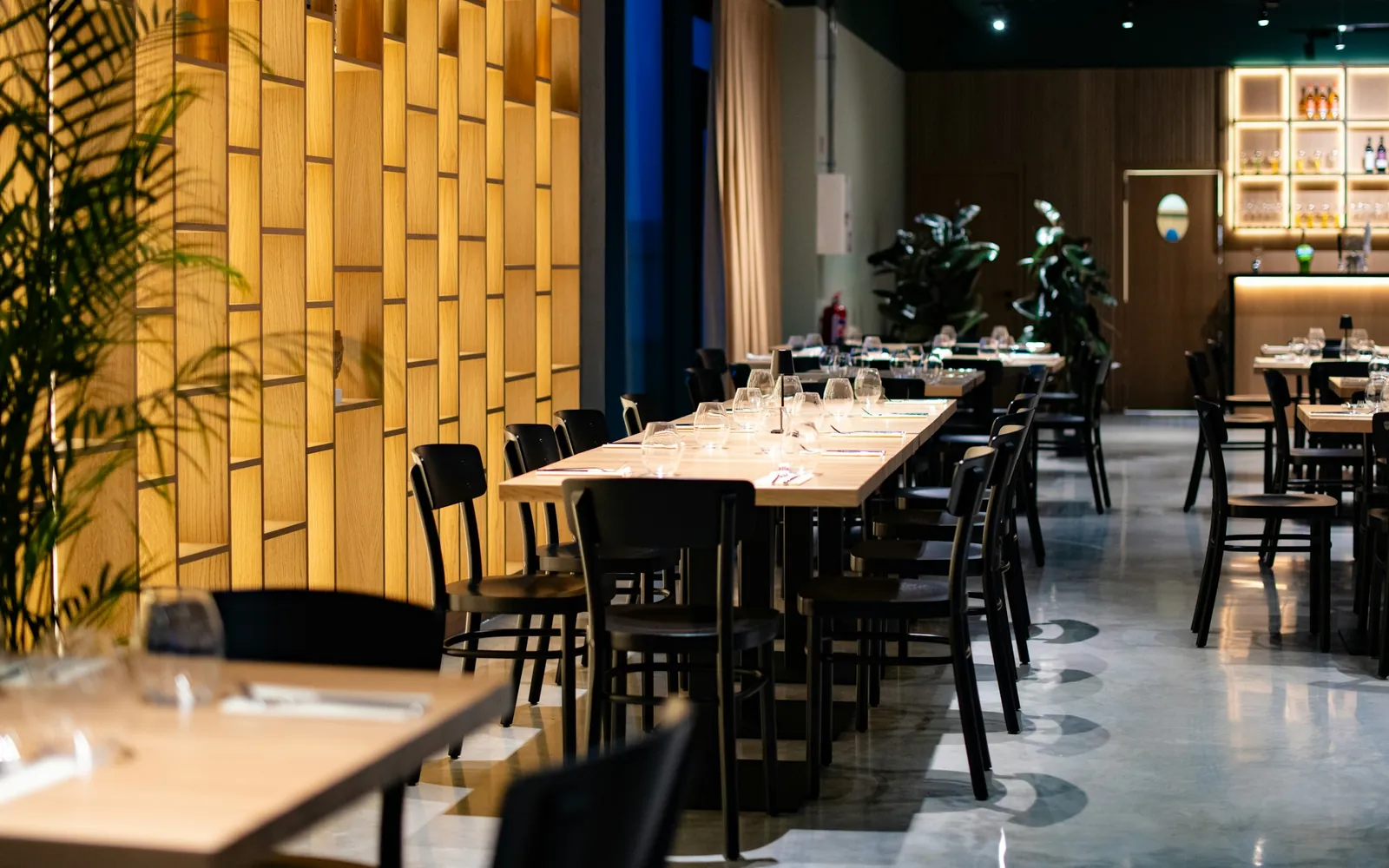 Salón de un restaurante con mesas puestas